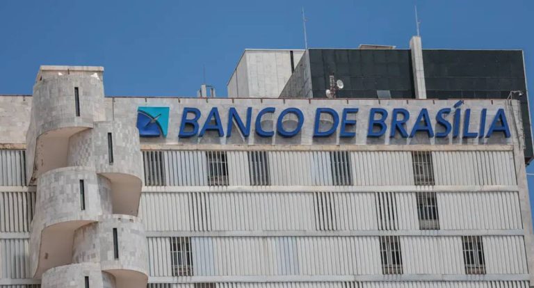 Justiça bloqueia R$ 376 milhões em ações do BRB vinculadas ao Banco Master