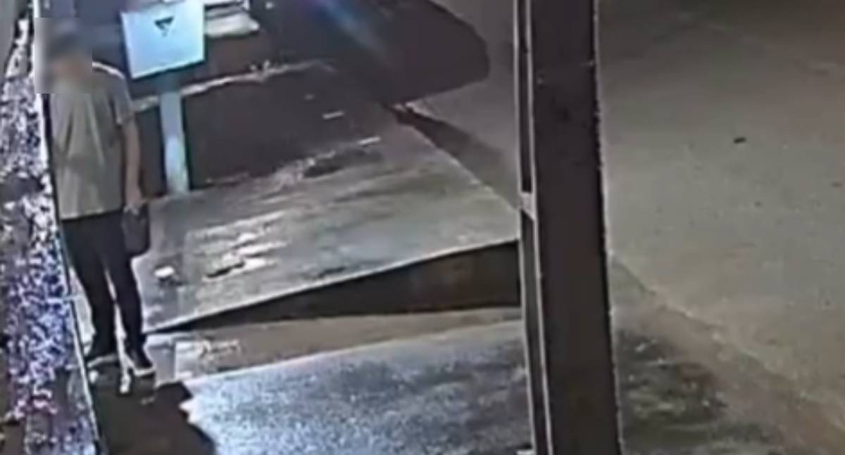 Ladrão finge ser comprador e furta iPhone 15 na zona leste