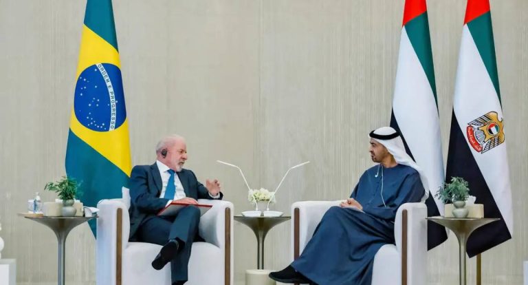 Lula e presidente dos Emirados Árabes discutem acordo comercial