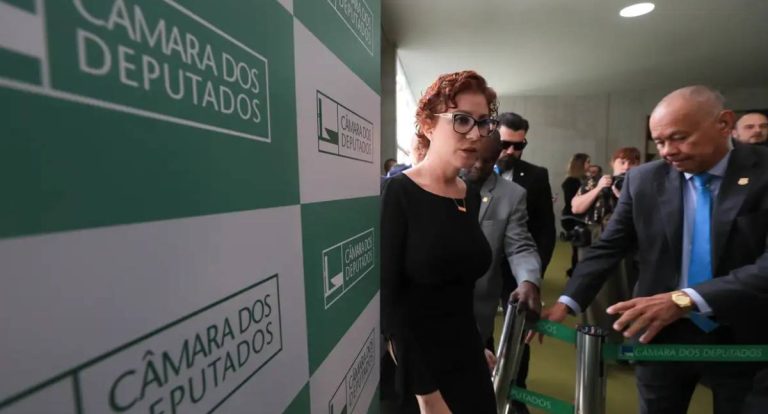 Moraes arquiva inquérito contra Carla Zambelli por obstrução