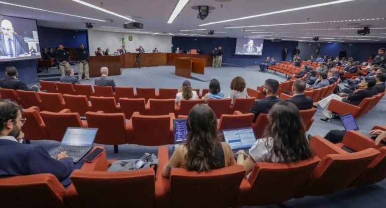 Moraes homologa acordo para militares evitarem prisão