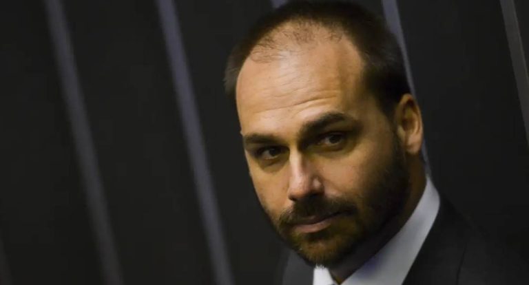 Moraes notifica Eduardo Bolsonaro sobre abertura de ação penal no STF
