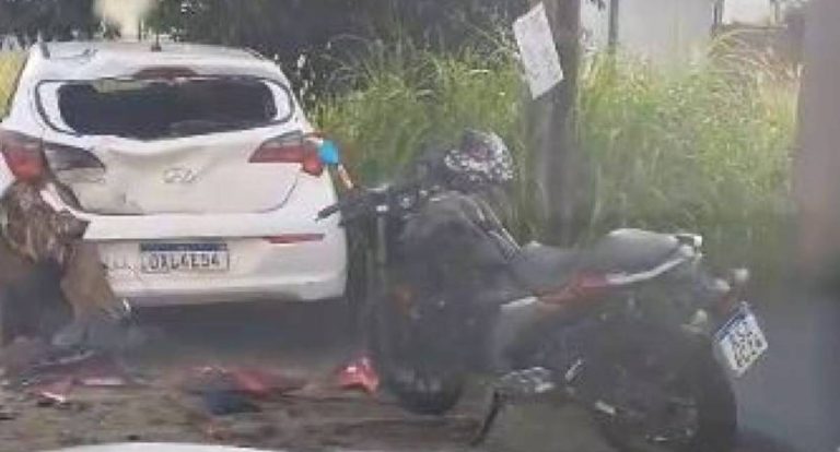 Motociclista de 23 anos é socorrido após bater em carro estacionado em RO