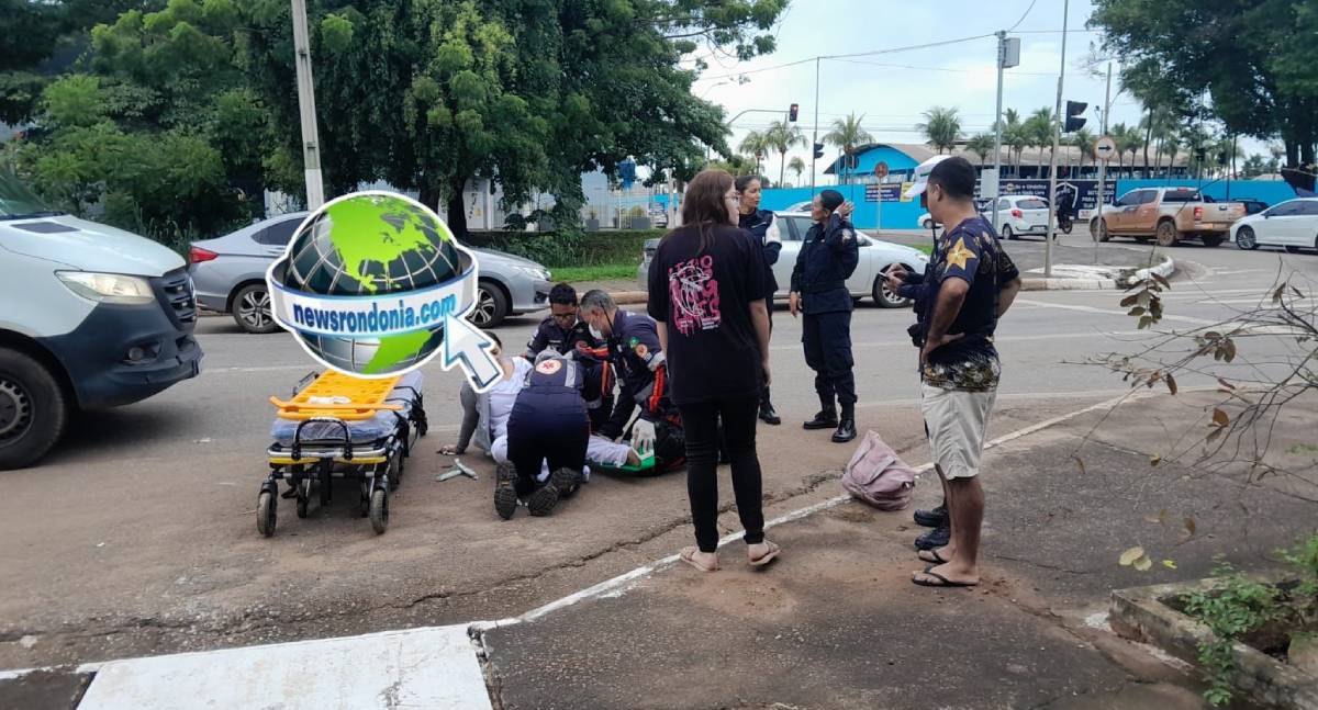 Motociclista é atingida por caminhonete em saída de supermercado na Jorge Teixeira