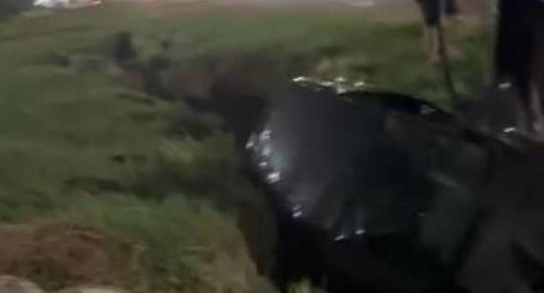 Motorista embriagado é preso após carro cair em valeta na BR-364