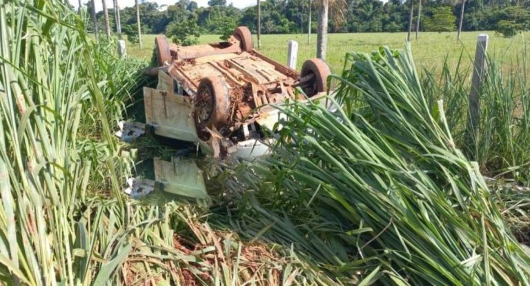 Motorista perde controle e capota carro após desviar de moto em RO