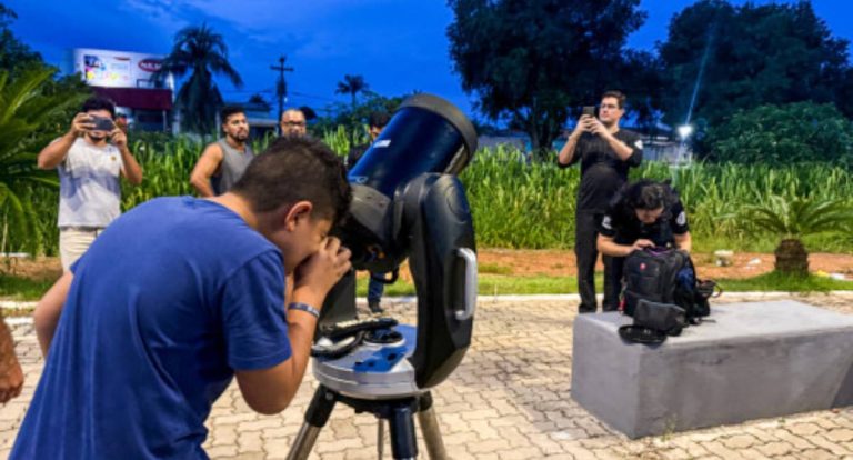 Noite de observação astronômica reúne famílias em Porto Velho