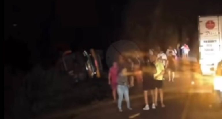 Ônibus tomba após falha mecânica na BR-364