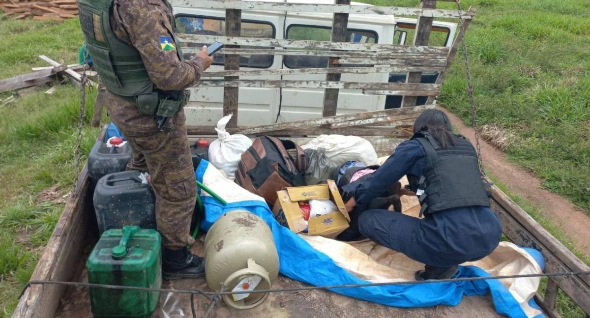 Operação policial prende suspeitos de facção e apreende armas e drogas em Urupá
