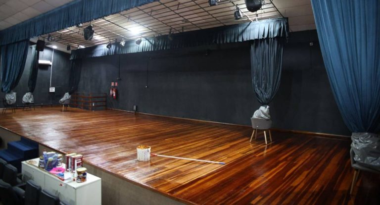 Parceria entre Prefeitura e TJ/RO moderniza Teatro Banzeiros