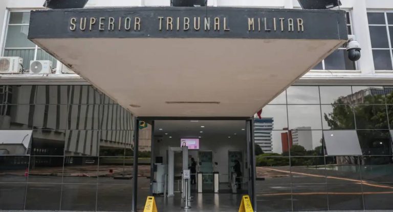 Pedido de perda de patente de Bolsonaro entra em fase inicial no STM