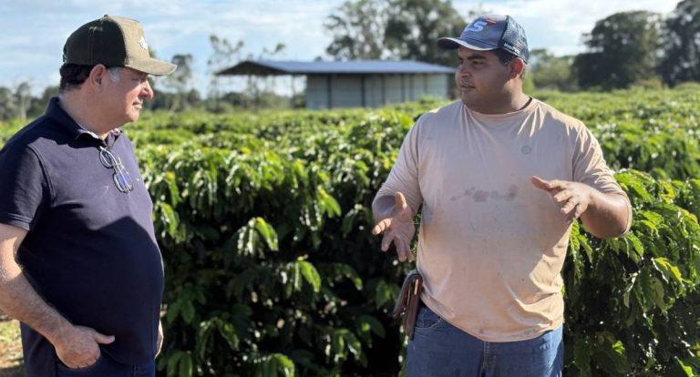 Pedro Fernandes visita agroindústria de café em Alto Paraíso e defende valorização dos produtores rurais