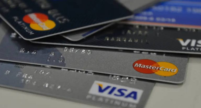 Percentual de famílias com dívidas aumenta e inadimplência recua