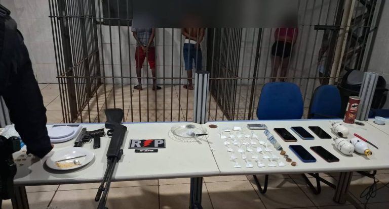 Policiais do 5º BPM fecham boca de fumo e prendem trio no bairro Mariana