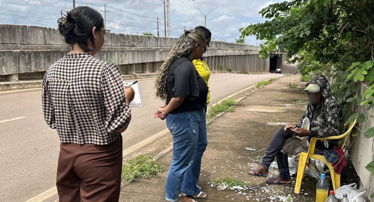 Prefeitura acompanha homem em situação de rua no viaduto da Campos Sales