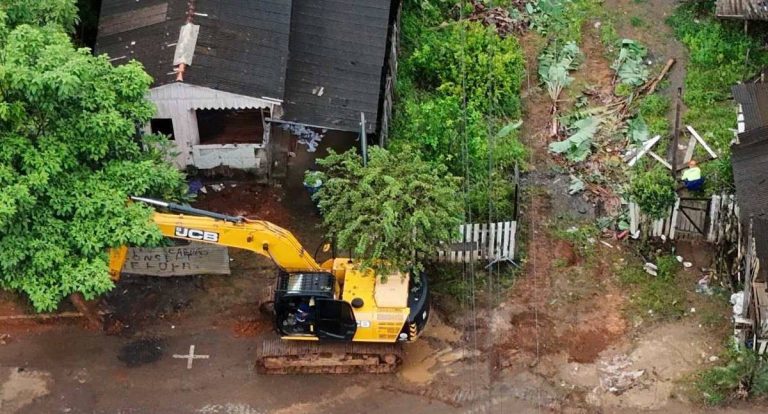 Prefeitura de Jaru realiza demolição de casas às margens do Rio Jaru