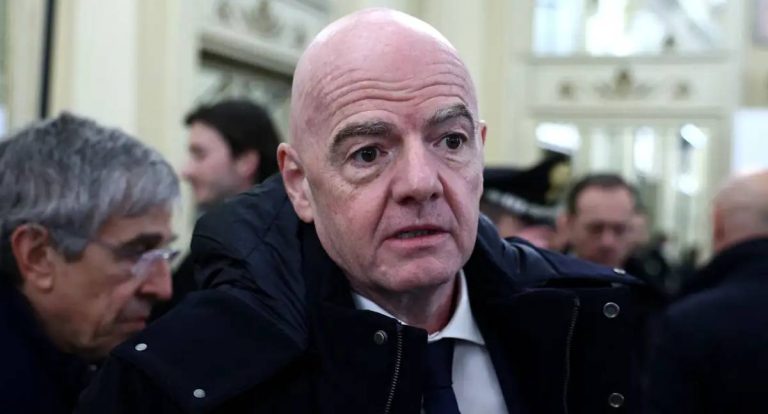 Presidente da Fifa defende retorno da Rússia ao futebol internacional