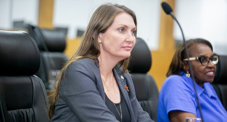 Reunião em ambiente formal.