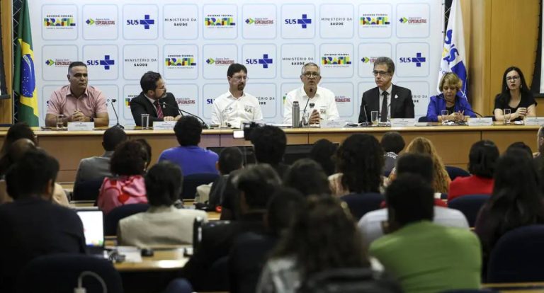 Saúde abre 3 mil vagas de residência médica e amplia contratação de especialistas