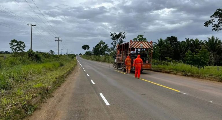 Sinalização horizontal é executada na RO-133 em direção a Vale do Anari