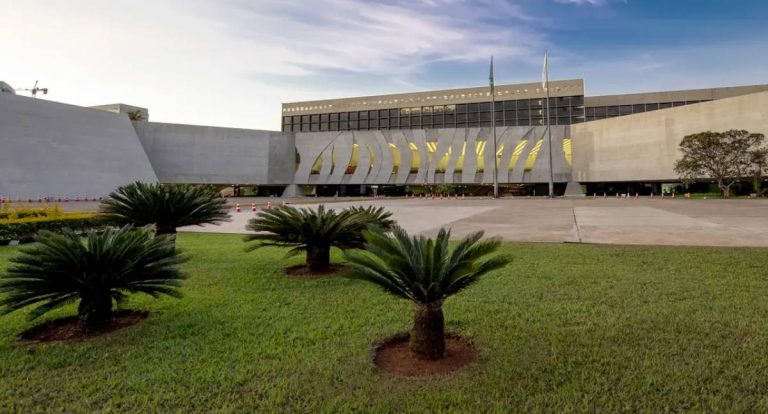 STJ afasta cautelarmente ministro acusado de importunação sexual