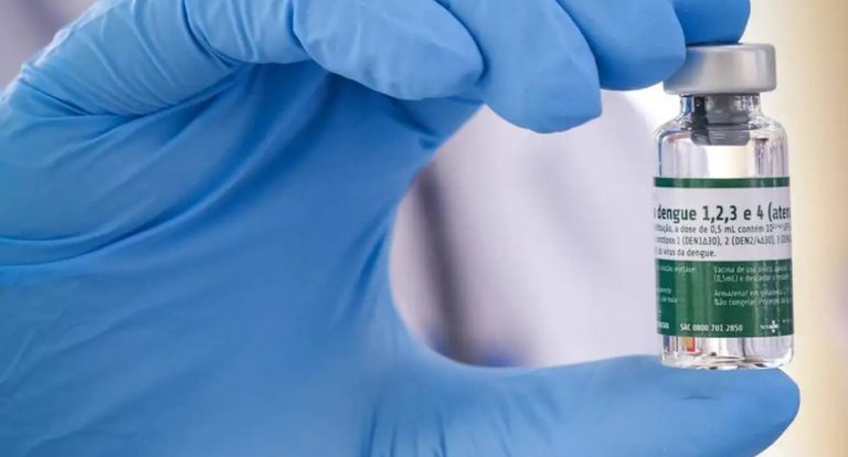 Vacinação contra dengue começa para profissionais de saúde