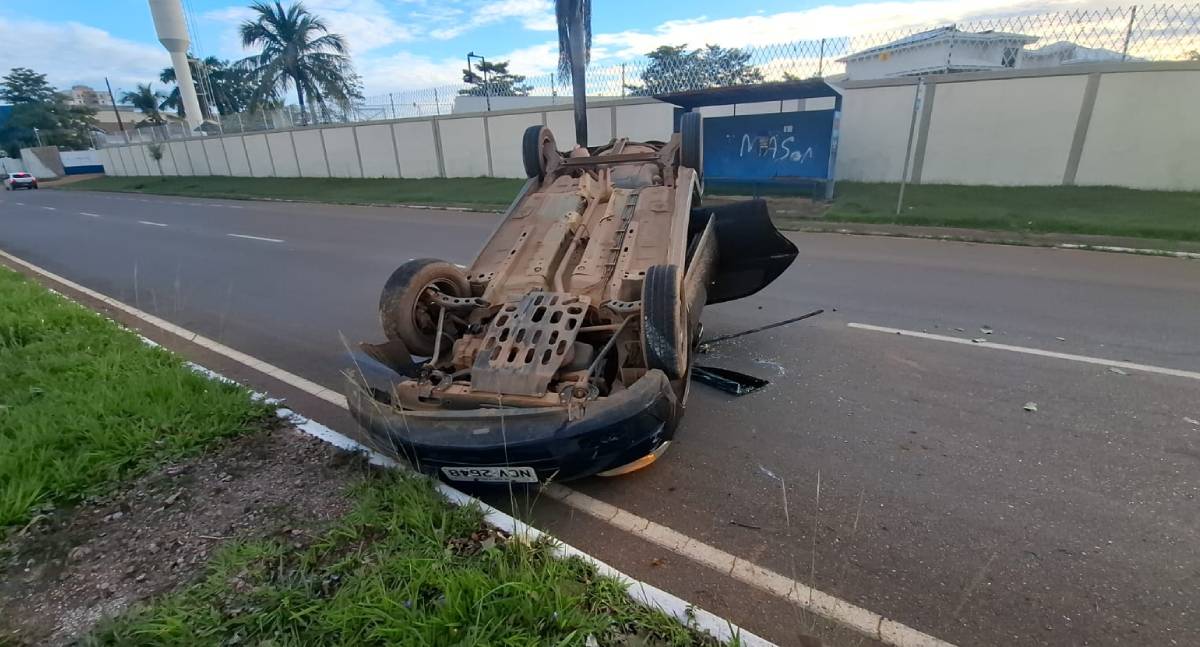 Veículo capota na avenida Rio Madeira e casal abandona local