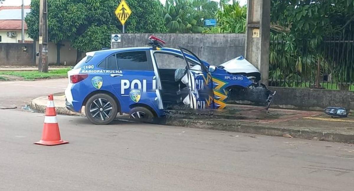 Viatura da Polícia Militar colide contra poste em RO