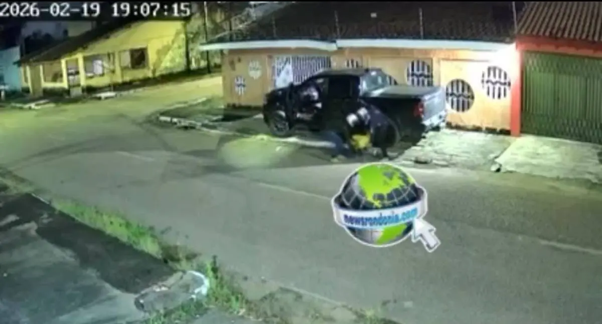 VÍDEO: Homem é assaltado por dupla em moto na porta de casa