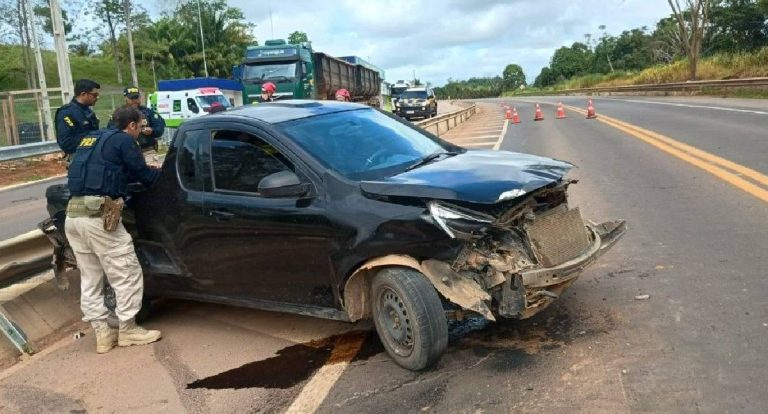 Jaru: motorista perde controle e bate em guard-rail na BR-364