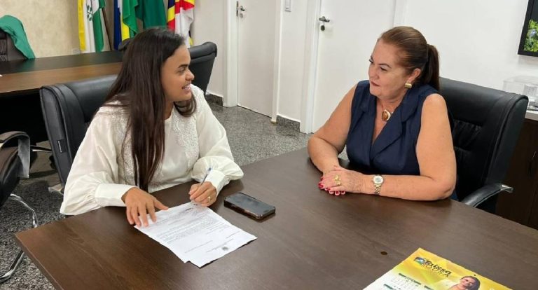 Dra. Taíssa articula retroescavadeira para Pimenteiras