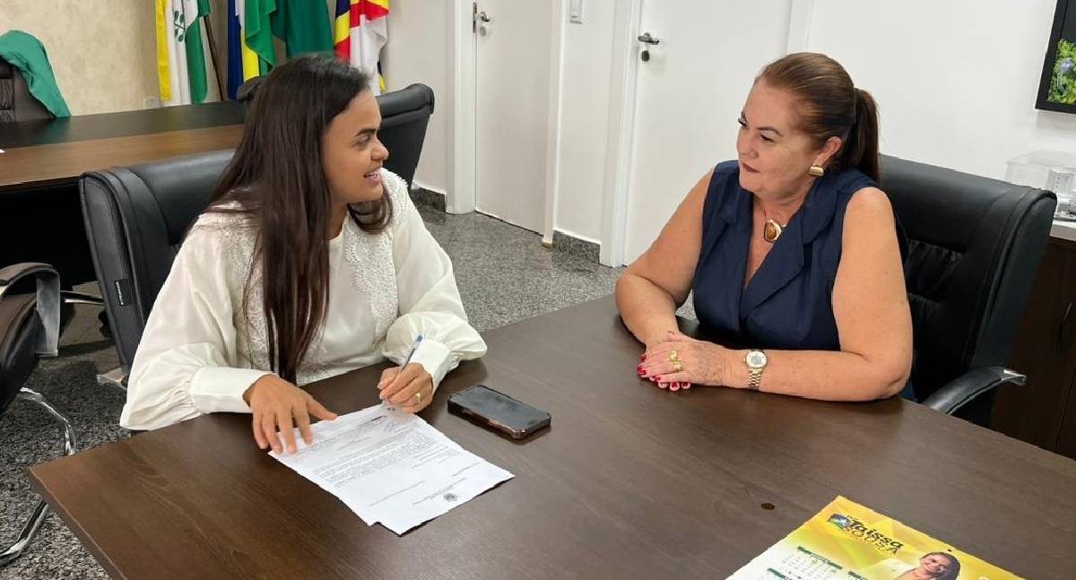 Dra. Taíssa articula retroescavadeira para Pimenteiras