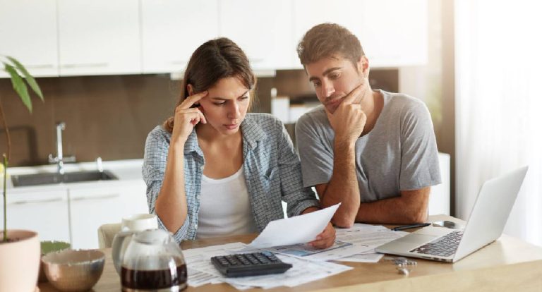 Inadimplência atinge 42% e expõe ciclo no Brasil