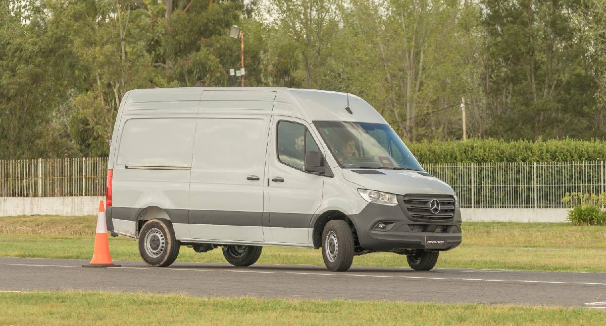 Mercedes-Benz lança Sprinter automática no Brasil por R$ 274.300,00