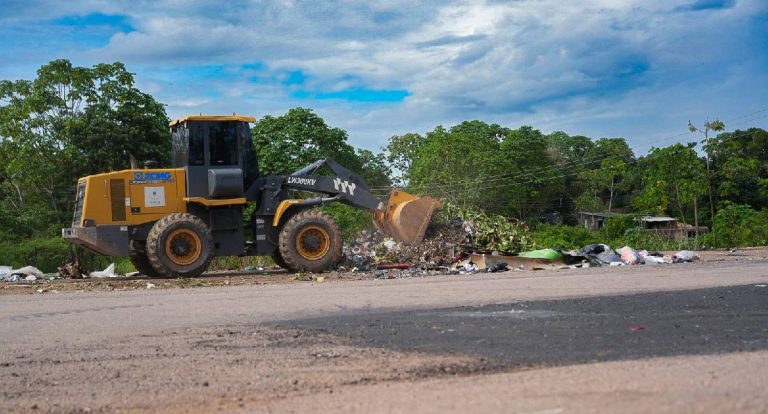 Mutirão na Feira do Produtor expõe descarte irregular de lixo em Porto Velho