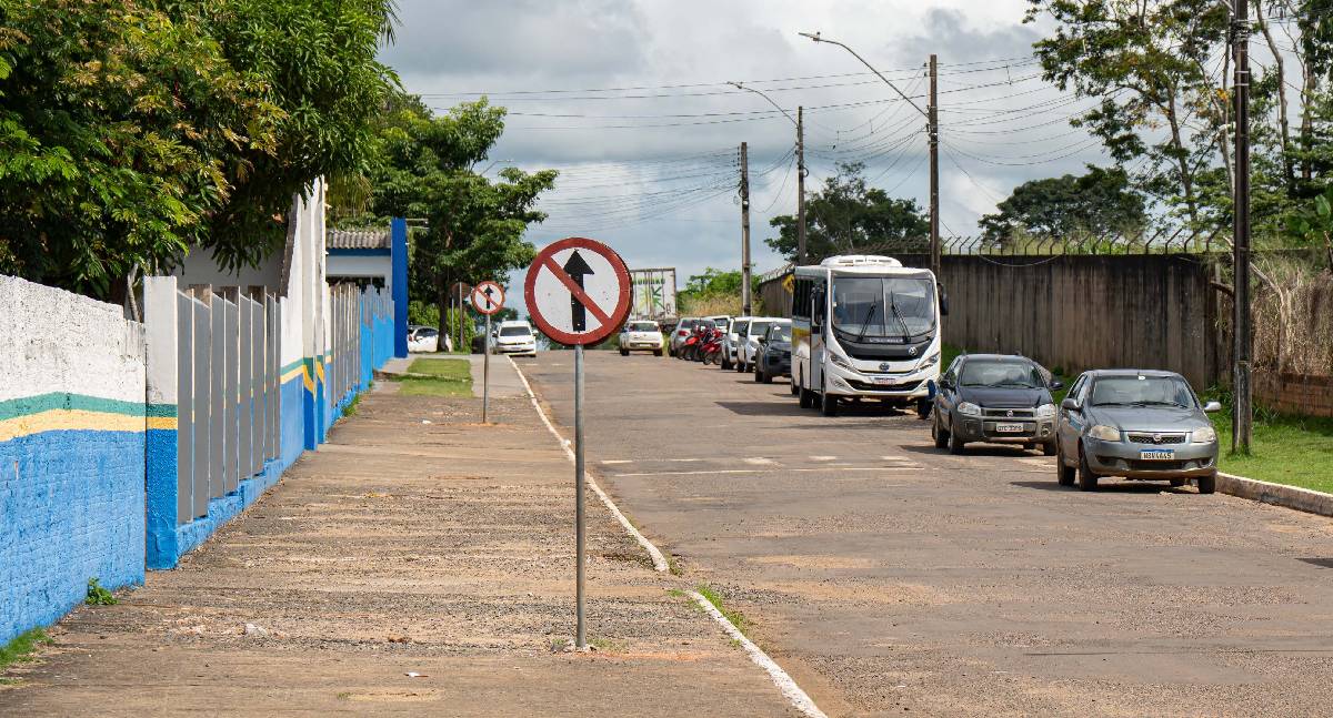 Prefeitura altera trânsito na rua Osvaldo Cruz para reforçar segurança de alunos em Jaru