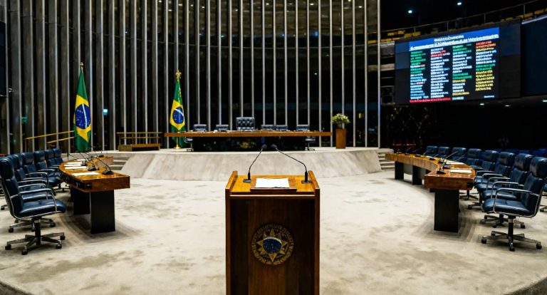 A ciranda troca de partidos e a busca por cargos públicos