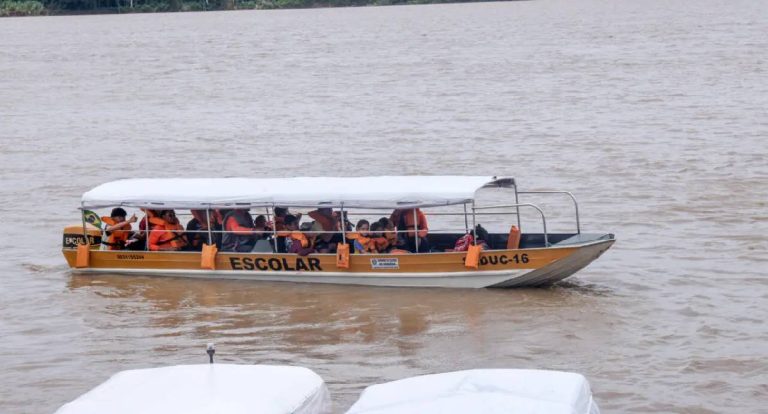 Transporte escolar fluvial transforma realidade de estudantes ribeirinhos