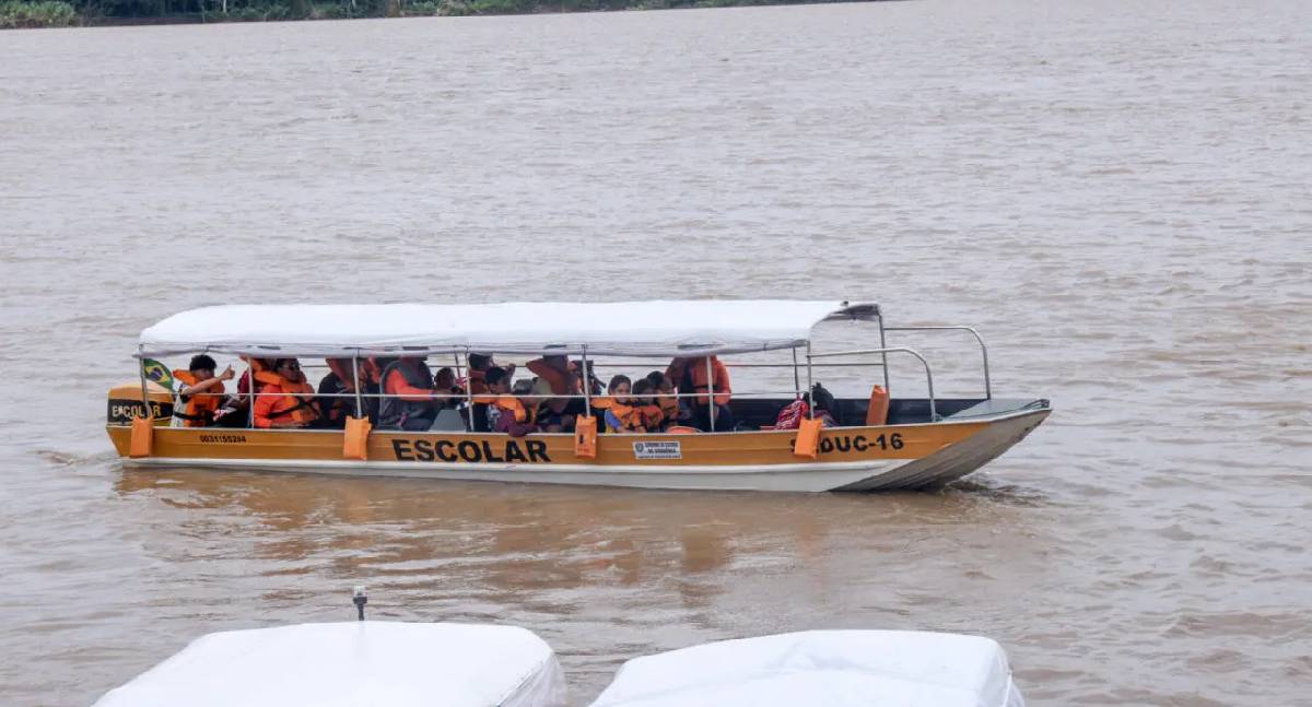 Transporte escolar fluvial transforma realidade de estudantes ribeirinhos