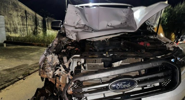 Caminhonete fica destruída após colisão com caminhão em RO