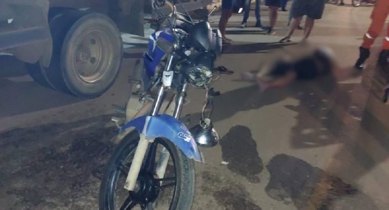 Motociclista fica ferido após bater em caminhão em RO