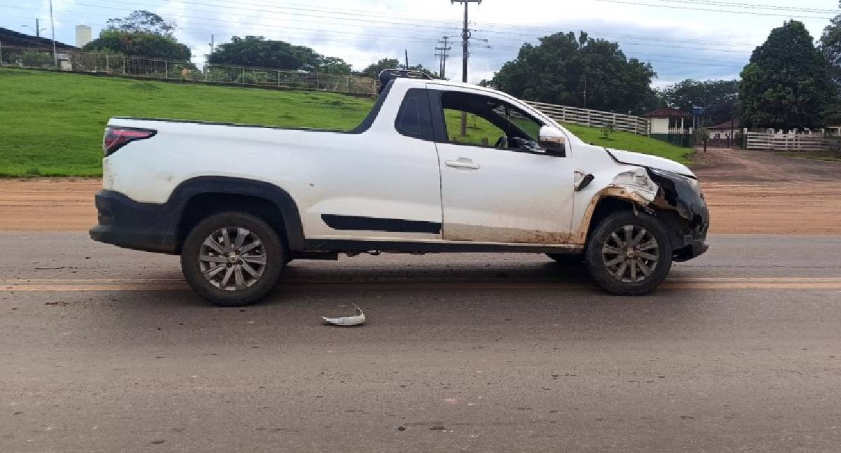 Fiat Strada se envolve em acidente na BR-364