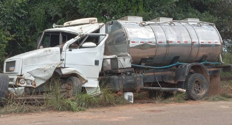 Caminhão de leite tomba na RO-133 em Vale do Anari