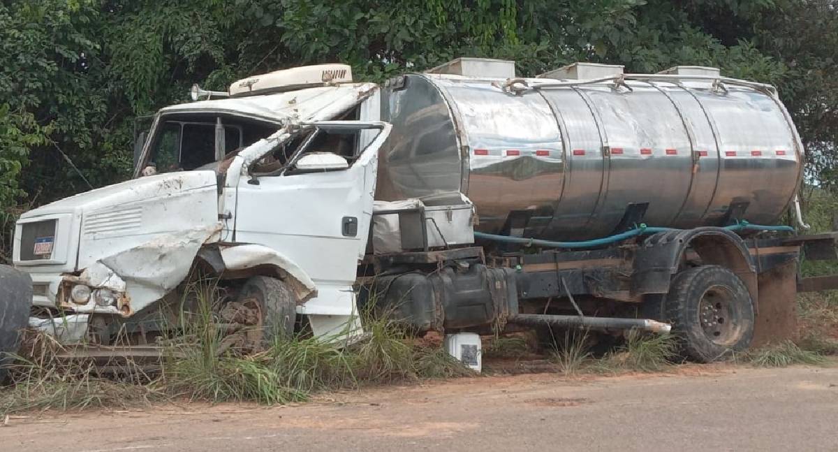 Caminhão de leite tomba na RO-133 em Vale do Anari