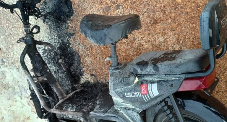 Moto elétrica pega fogo e fica parcialmente destruída em Ji-Paraná