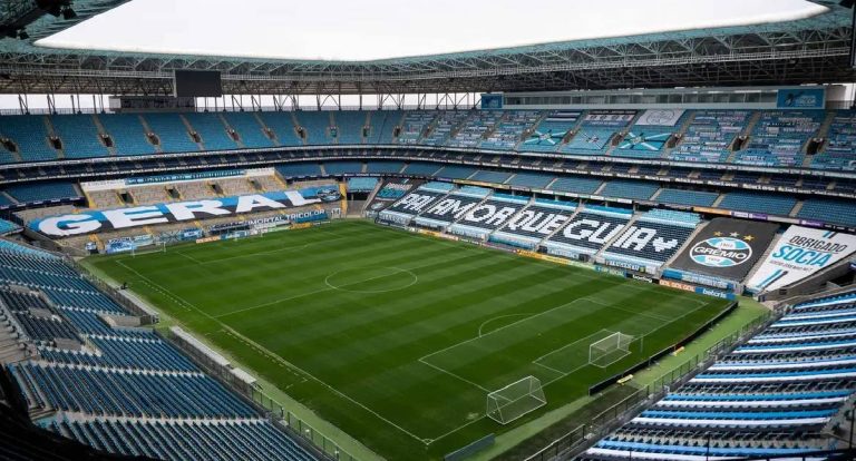 Grêmio faz 3 a 0 no Inter e fica perto do título do Gauchão