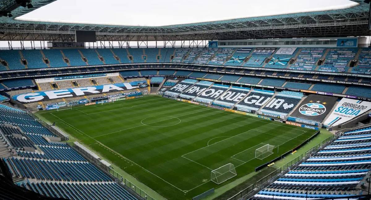 Grêmio faz 3 a 0 no Inter e fica perto do título do Gauchão