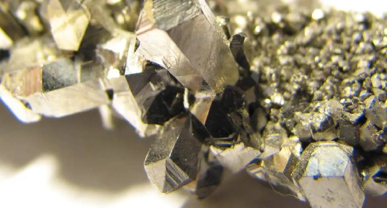 Brasil busca parceria com Europa para explorar minerais críticos