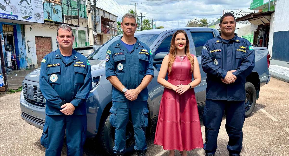 Cristiane Lopes entrega caminhonete à Capitania de Porto Velho