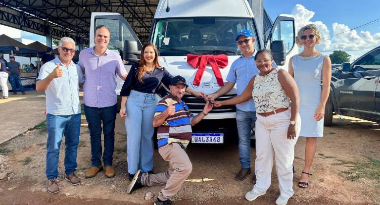Cristiane Lopes entrega van e anuncia pista de caminhada em Rio Crespo